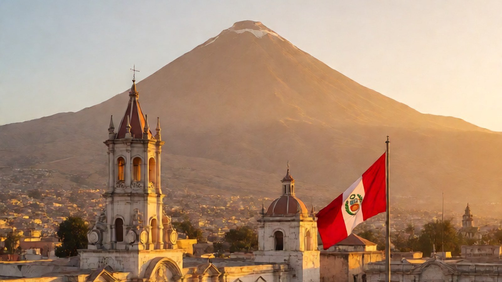 La Plaza de Armas de Arequipa, con la Catedral de sillar y el Misti al fondo, al atardecer