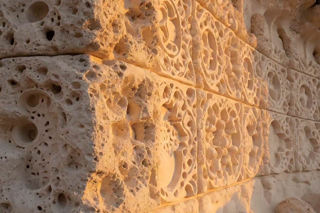 Pared de sillar tallado a mano en las canteras de Añashuayco